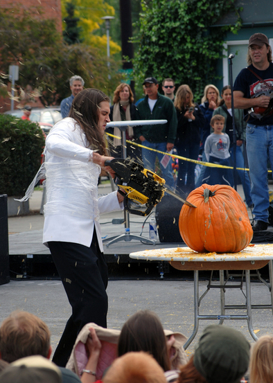 chainsaw-pumpkin-carving-by-brittneybush.jpg