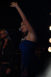 diana-degarmo-waving-to-fans.jpg