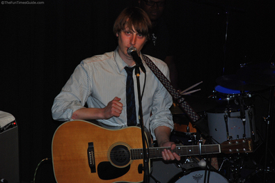 eric-hutchinson-talking-to-us-in-balcony.jpg