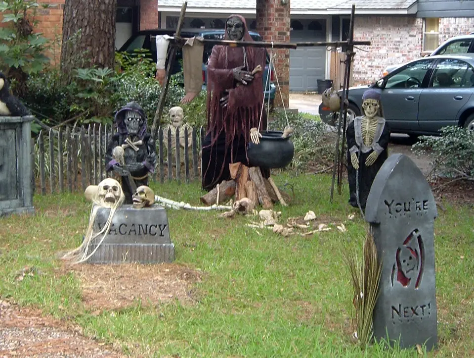 Realistic Halloween Yard Decorations That Will Scare Your 