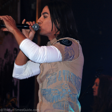 julio-iglesias-jr-singing.jpg