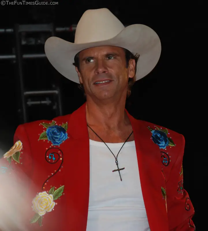 Lorenzo Lamas was trying really hard to be country at the season finale of 