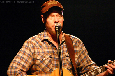 shawn-mullins-singing-to-the-crowd.jpg