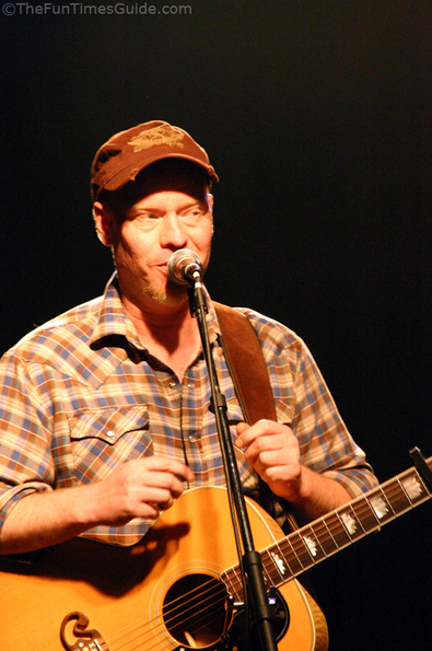 shawn-mullins-talking-with-fans-in-audience.jpg