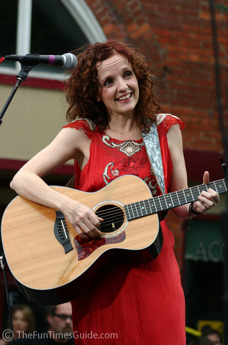 https://thefuntimesguide.com/images/blogs/patty_griffin_guitar.jpg