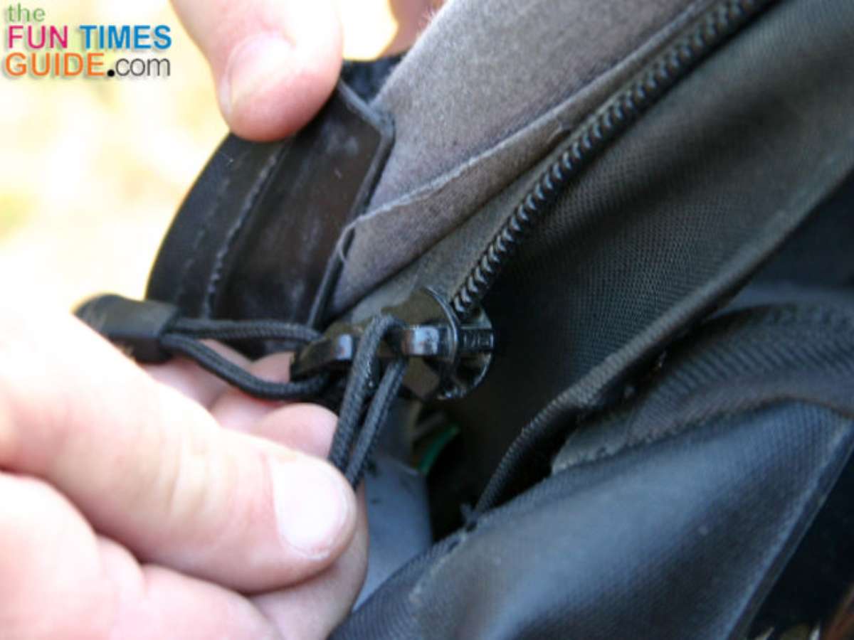 A closeup look at the Jeep Wrangler rear window zipper. 