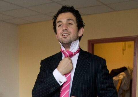 wear a pink tie to formal events
